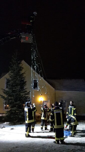 Tannenbäume abschmücken – Bild 15