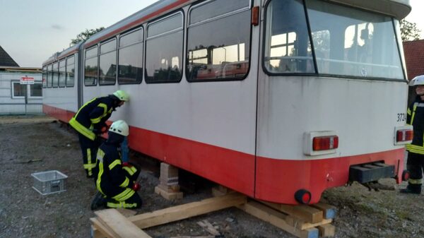 Straßenbahn angehoben – Bild 1